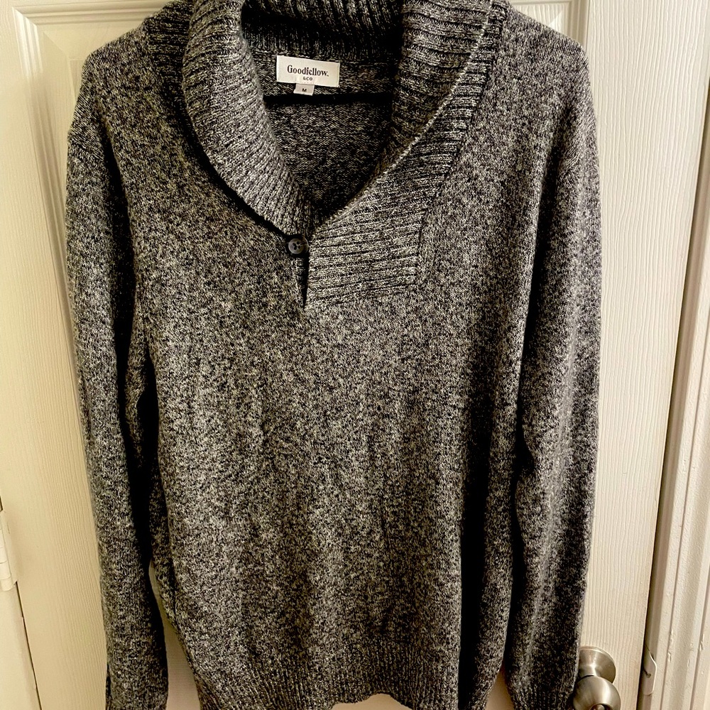 Men’s sweater size medium